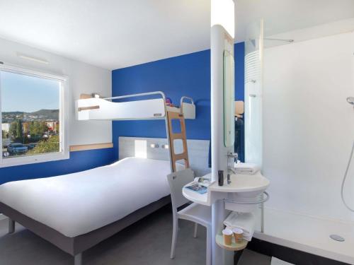 a hospital room with a bunk bed and a sink at ibis budget Saint-Maximin in Saint-Maximin-la-Sainte-Baume