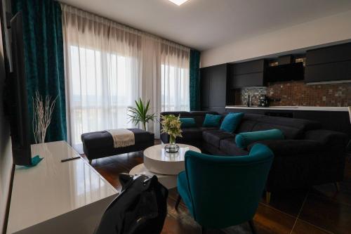 a living room with a couch and a table at Blu Petrolio Stay-Karabas Apartments-parcheggio in Vicenza