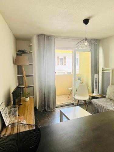Charmant et spacieux Studio à 10 minutes du centre de Nice et 5 min de l'entrée d'autoroute Accès faciles et dans quartier calme