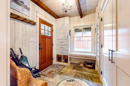 ein Wohnzimmer mit Sofa und Fenster in der Unterkunft Back Nine Bluff in Manchester