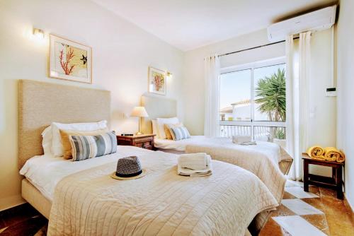a bedroom with two beds and a window at Villa Waterside in Luz