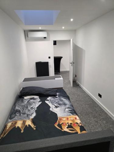 a bedroom with a bed in a room at Chez Alex in Verviers