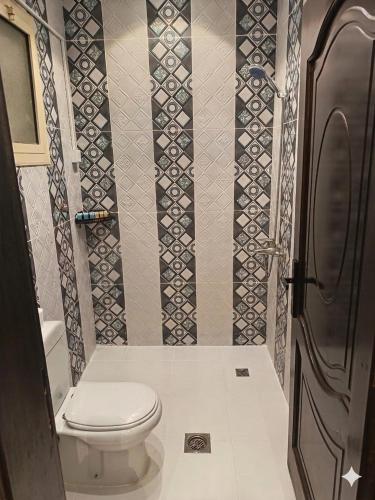 a small bathroom with a toilet and a shower at شقق النبلاء in Medina