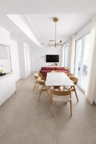 Sunny Waves Apt. 3BR, 2BATHS, AC & Heated POOL