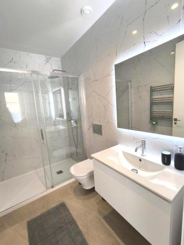Sunny Coast Apt. 3BR, 2BATHS, AC & Heated POOL