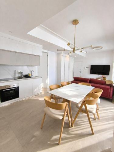 Sunny Waves Apt. 3BR, 2BATHS, AC & Heated POOL