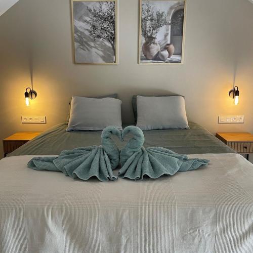 a bed with two towels in the shape of hearts at Casita Tierra De Suerte in Pizarra