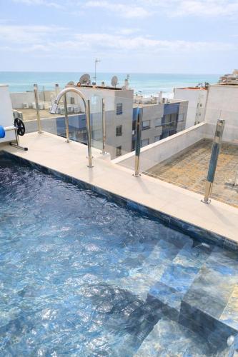 Sunny Waves Apt. 3BR, 2BATHS, AC & Heated POOL