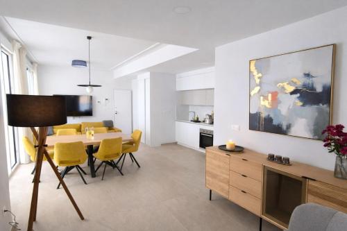Sunny Coast Apt. 3BR, 2BATHS, AC & Heated POOL