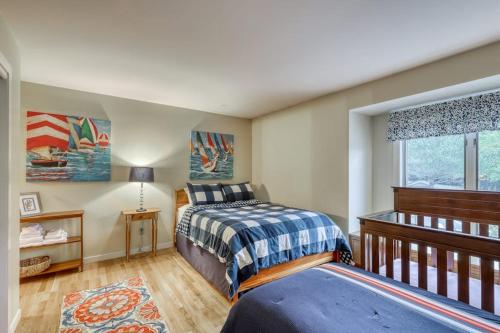 a bedroom with a bed and a window at Paradise in Vermont in Warren