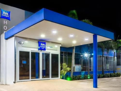 a large blue bank building with a sign on it at ibis budget Sertaozinho in Sertãozinho