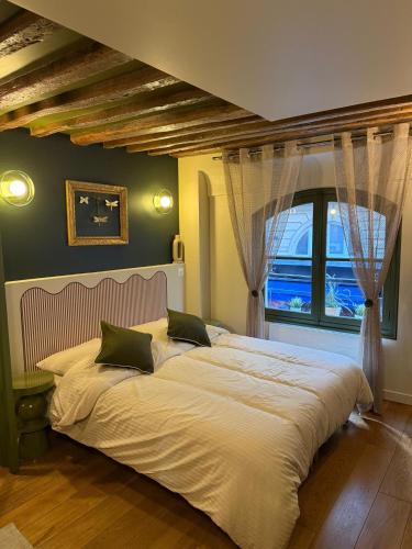 Appartement face a l'Opera Comique