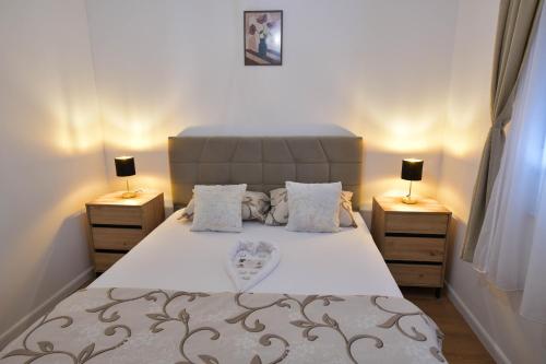 una camera da letto con un grande letto e due comodini di Vila Magdalena a Trebinje