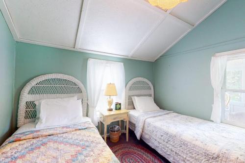 zwei Betten in einem Zimmer mit blauen Wänden in der Unterkunft Hydrangea Cottage in Castleton