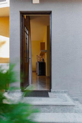 an open door of a building with a room at Come here in Kuchkisabano