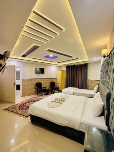 Gallery image of FAKHAR INTERNATIONAL HOTEL! ONE minute walk From MALL ROAD MURREE l Hot Water l Backup Light l Covered Car Parking l in Murree