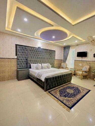 Gallery image of FAKHAR INTERNATIONAL HOTEL! ONE minute walk From MALL ROAD MURREE l Hot Water l Backup Light l Covered Car Parking l in Murree