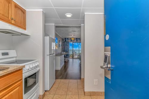 Ocean Reef Resort - Direct Oceanfront Studio - Nicely Updated! Perfect for 2-4 guests! Unit 303 photo 9