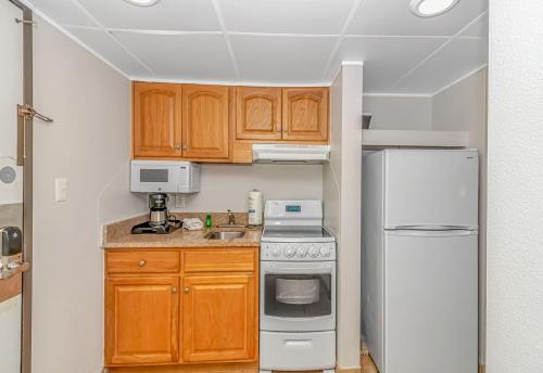 Ocean Reef Resort - Direct Oceanfront Studio - Nicely Updated! Perfect for 2-4 guests! Unit 303 photo 11