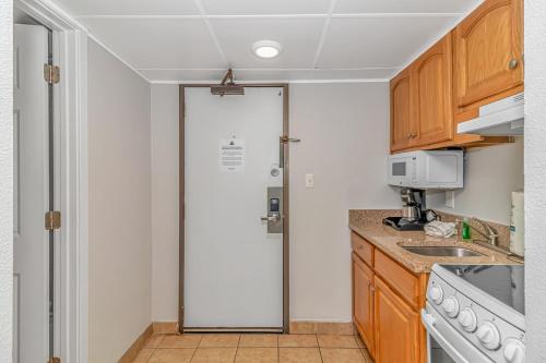 Ocean Reef Resort - Direct Oceanfront Studio - Nicely Updated! Perfect for 2-4 guests! Unit 303 photo 10