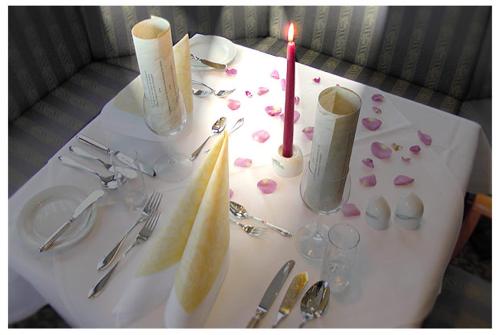 舍納貝克的住宿－多米希爾舒貝克酒店，一张带蜡烛的白色桌子和一张带银器的桌子
