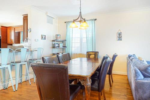 a dining room with a table and chairs at Saint Louis Ave, Unit D in Ocean City