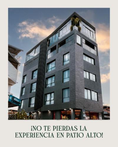 a tall building with the words no te peregras la evitaraja at Patio Alto Rooftop in Buga