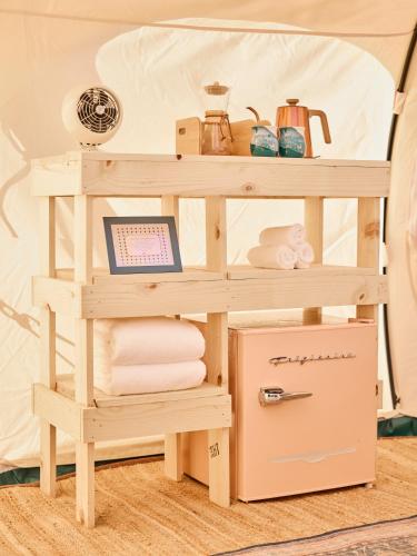 a wooden shelf with towels and a box at The Moon Hotel in Williams