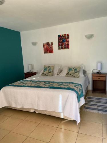 a bedroom with a large bed in a room at Pichares in Pichare
