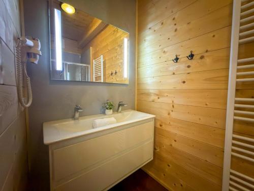 a bathroom with a sink and a mirror at Rattendorf 3A in Rattendorf