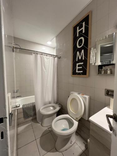 a bathroom with a toilet and a sink and a tub at Departamento chic centro 2 habitaciones in Mendoza