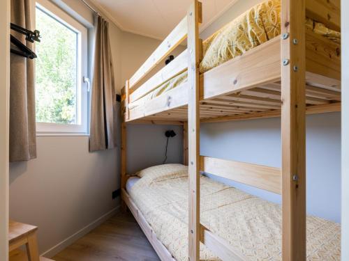 a bedroom with bunk beds in a tiny house at t Sluisje 8 in Bantega