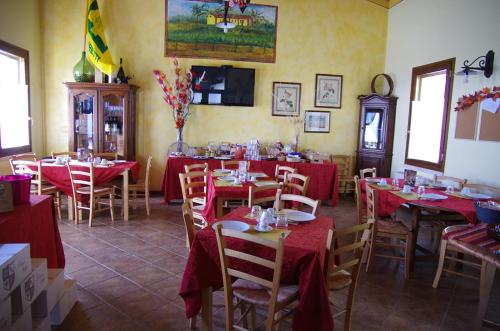a restaurant with tables and chairs with red table cloth at Agriturismo Casa Villi in Solferino