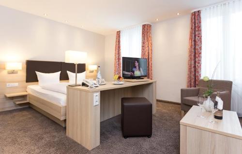 Postel nebo postele na pokoji v ubytování Hotel Pfälzer Wald
