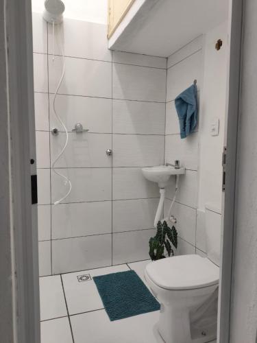 a bathroom with a toilet and a sink and a shower at Quarto Privativo com ar condicionado no centro in Ribeirão Preto