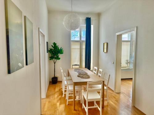 4 Bedroom Stylish Apartment with Shared Backyard