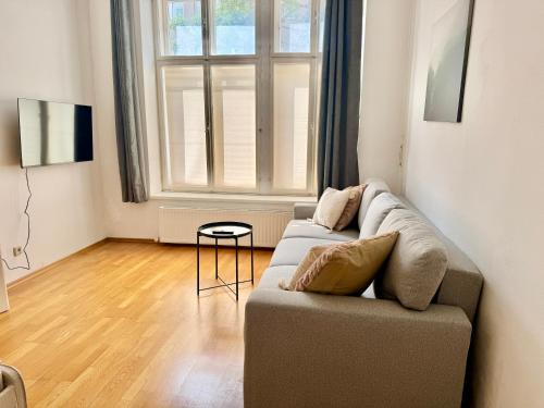 4 Bedroom Stylish Apartment with Shared Backyard
