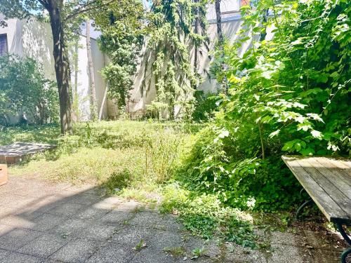 4 Bedroom Stylish Apartment with Shared Backyard