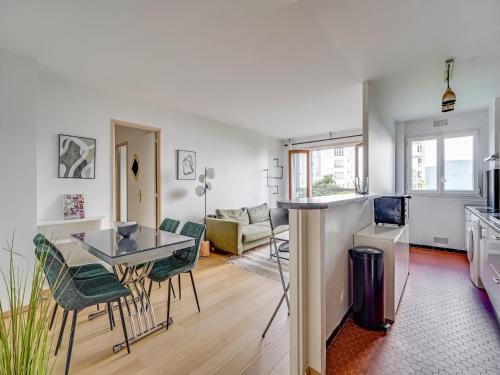 2BDR flat for 4 people near Bastille Nation