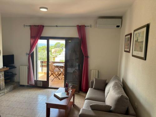 Maison familiale avec jardin privé, terrasse, BBQ et piscine commune à 4 km de la plage et du centre.