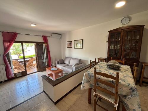Maison familiale avec jardin privé, terrasse, BBQ et piscine commune à 4 km de la plage et du centre.