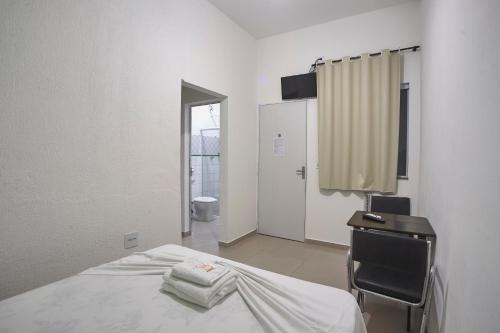 Llit o llits en una habitació de Hotel São João