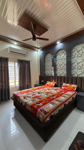 a large bed in a bedroom with a ceiling at Samarpan in Gorakhpur