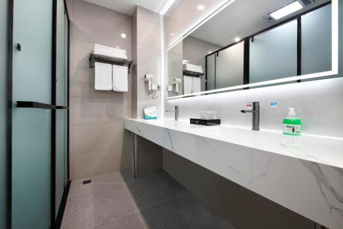 a bathroom with a sink and a mirror at 四川思睿博酒店 in Heishui