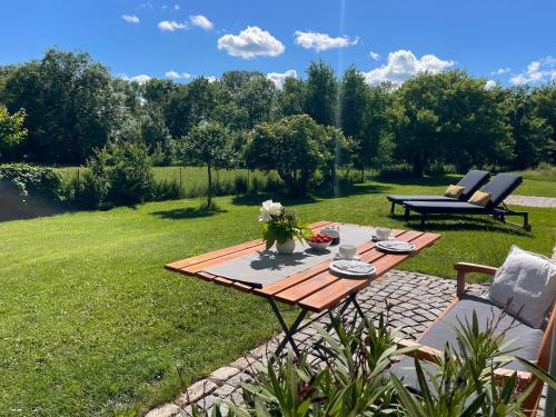 a picnic table and chairs in a yard at Appartment Schafstall - am Unstrutradweg in Wundersleben