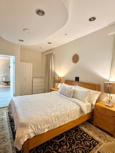 a bedroom with a large bed and two lamps at sweet home in Richmond