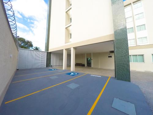 an empty parking lot in front of a building at Hotel Jardins in Serra