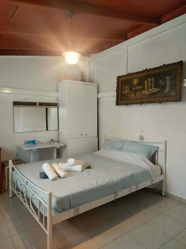 a bedroom with a bed with towels on it at Casa MUSA in Keratea