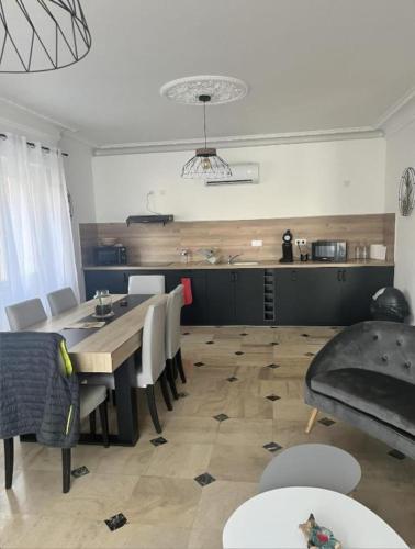 a living room with a table and chairs and a kitchen at Charmant Studio privé en maison in Villenave-dʼOrnon