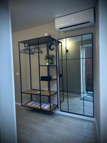 a room with a glass shelf and a mirror at Casa in centrul Chisinaului in Chişinău